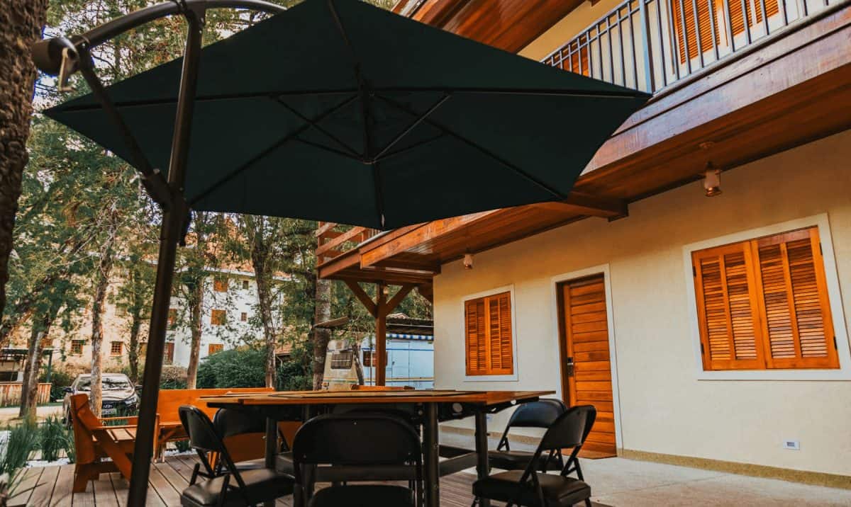 Pros and Cons of Different Patio Umbrella Opening Mechanisms
